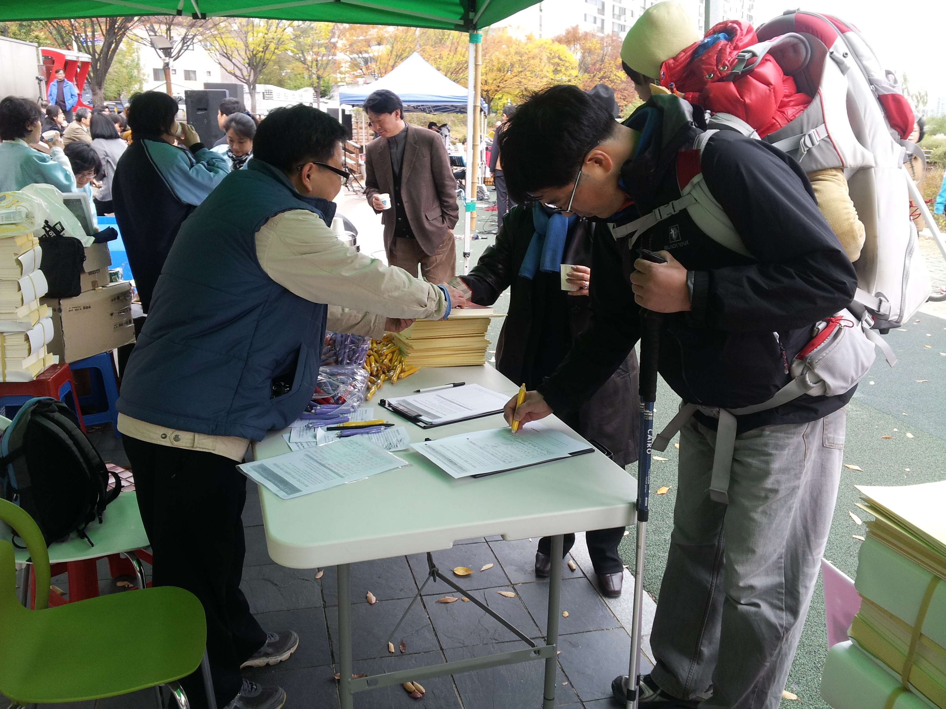 2012.11.4 투표시간 연장 서명운동-1