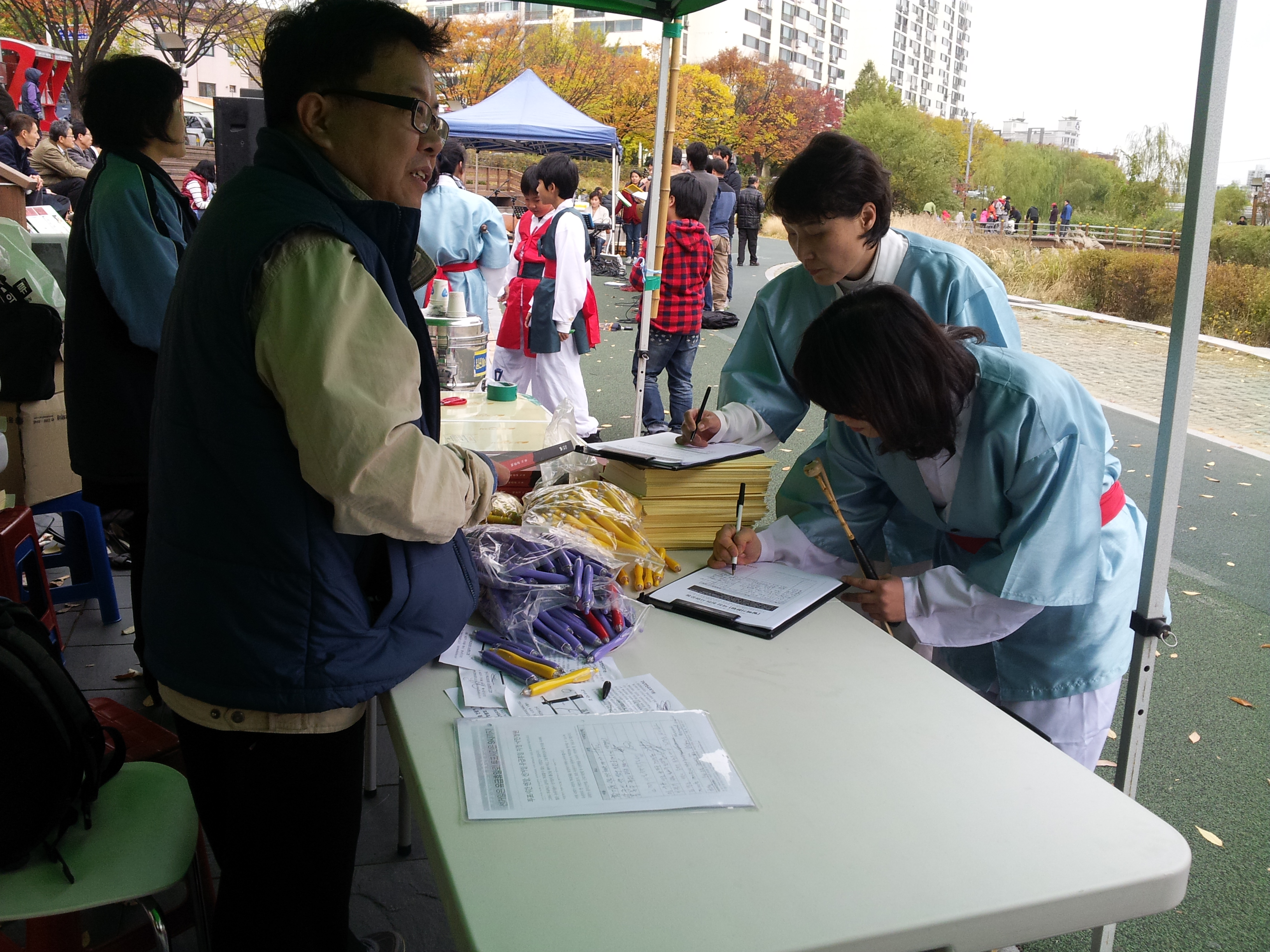 2012.11.4 투표시간 연장 서명운동-2